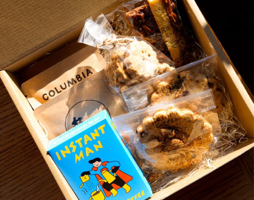 焼き菓子やコーヒーの詰め合わせ